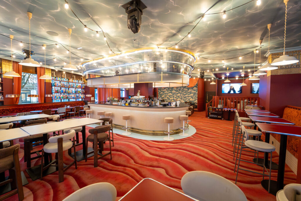 Espace du bar Le Grand Bain à Rennes pour cocktail et afterwork